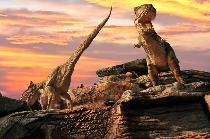 Золотой динозавр. Скульптура динозавра. Динозавр Сток. Обои на планшет динозавры. Золотые статуи динозавров в России.
