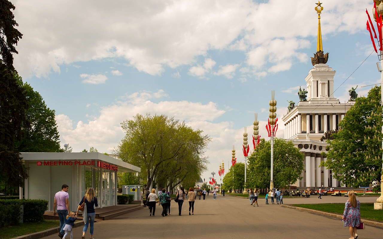 Пешком вднх. Парк ВДНХ аллея. Метро ВДНХ парк. Покровский парк ВДНХ. Парк ВДНХ павильоны.